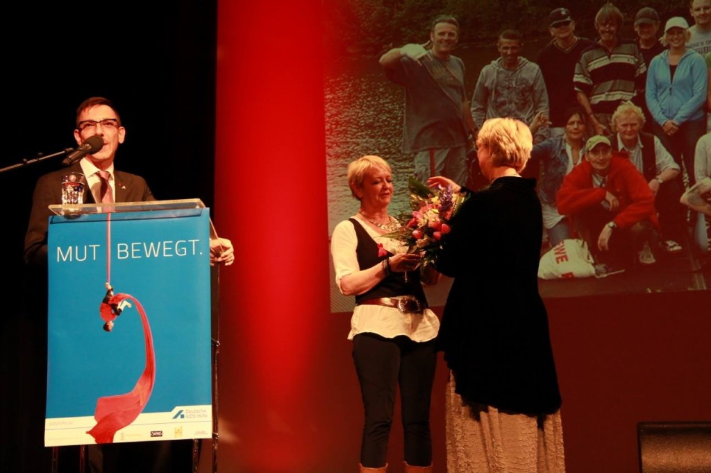 „Deutschlands erstes Altenheim für Junkies“: Stellvertretend für das ganze DaWo-Team nahm Sabine Lorey (Mitte) den Hans-Peter-Hauschild-Preis entgegen. Am Pult: DAH-Vorstandsmitglied Ulf Hentschke-Kristal