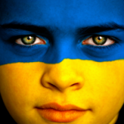 Gesicht mit aufgemalter ukrainischer Flagge