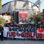 "Berlusconi, zahl in den Globalen Fonds ein" forderten Aidsaktivisten bei der Kongresseröffnung. Foto: Armin Schafberger