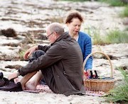 Hannelore und Günther beim Picknick am Strand