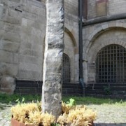 Die Stele im neben der Kirche St. Maria in Köln