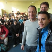 Die Schüler der Achenbachschule löchern marcel Dams mit Fragen zu seinem Leben