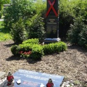 Die Stele mit roter Aidsschleife in Berlin
