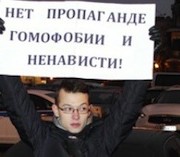 Demonstrant in St.Petersburg mit einem Plakat 