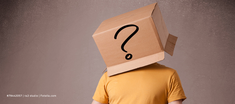 Mann mit Kiste auf dem Kopf und Fragezeichen