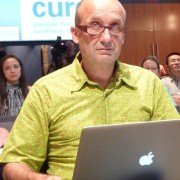 Armin Schafberger mit MacBook bei der Pressekonferenz