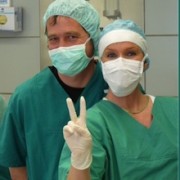Zwei Ärzte im Operationssaal