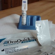 Testset vom Oraquick: Messgerät mit Anzeigefeld in einem Ständer