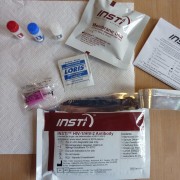 Das Test-Set für einen Bluttest, mit Alkoholtupfer, Fingerpiekser, Fläschchen und anderen Utensilien