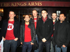 Poz Pub Crawl: Mit Rot gegen die Unsichtbarkeit von HIV (Foto: Matthew Hodson)