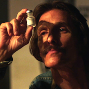 Filmfigur Woodroof betrachtet Medikamentenfläschchen