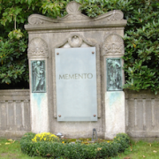 „Memento I“ - Aids-Gemeinschaftsgrab auf dem Friedhof Hamburg Ohlsdorf (Foto: A. Schock)
