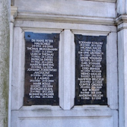 Die Namen der beigesetzten Verstorbenen sind auf zwei Gedenktafeln gelistet (Foto: Axel Schock)