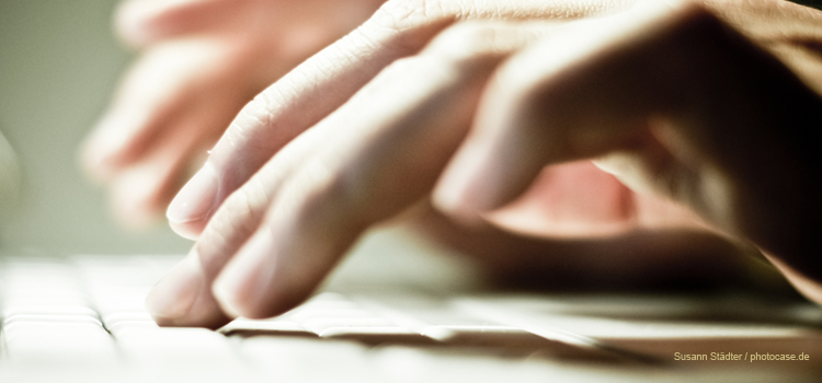 Finger auf Tastatur