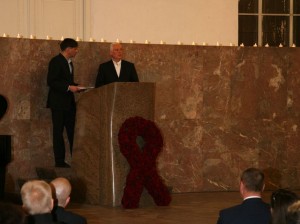 André J. Walther (re.) und Holger Wicht würdigen Mario Wirz in der Frankfurter Paulskirsche (Foto: AIDS-Hilfe Frankfurt)