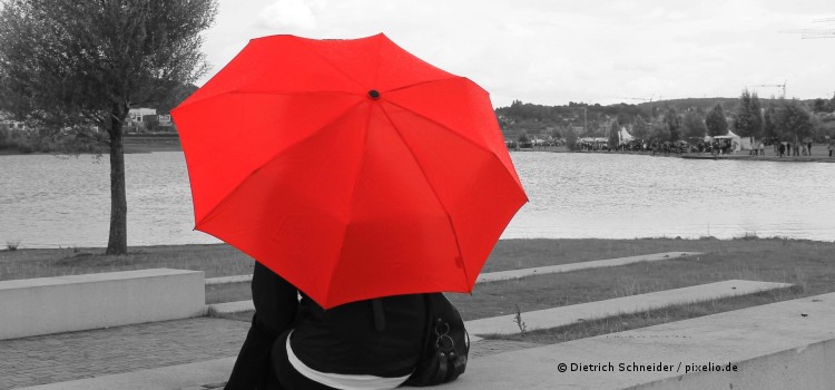Roter Regenschirm