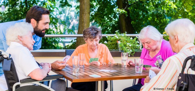 Gruppe von Seniorinnen spielt Karten.