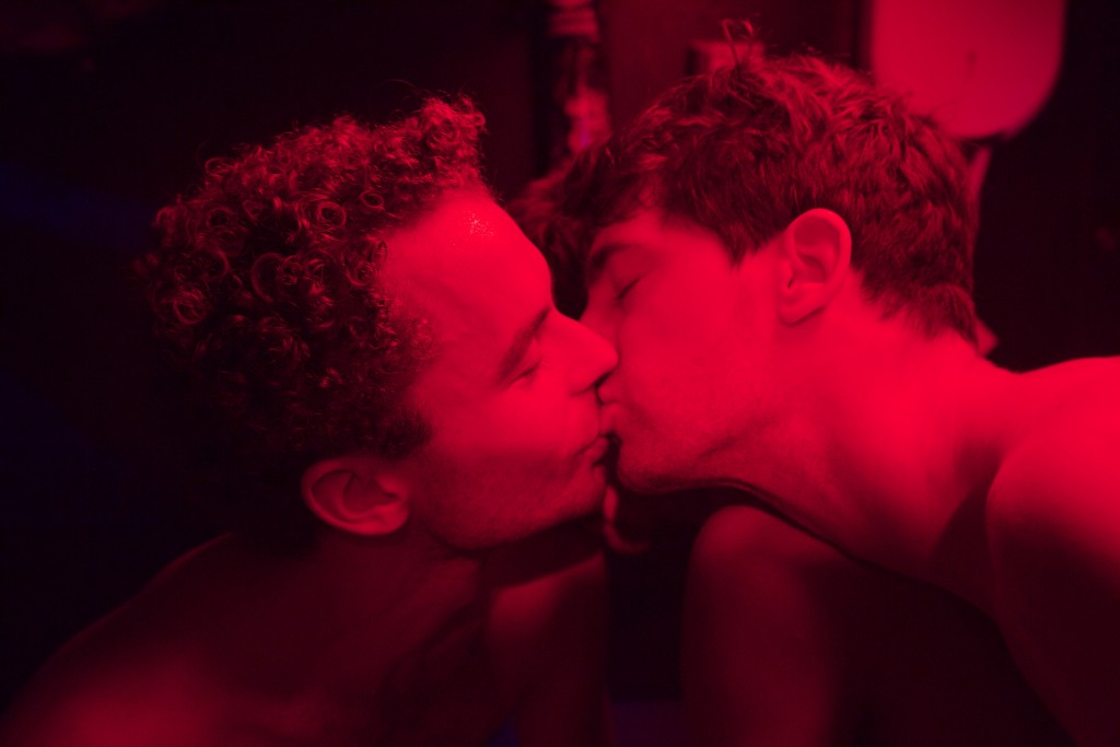 Filmszene - zwei küssende Männer
