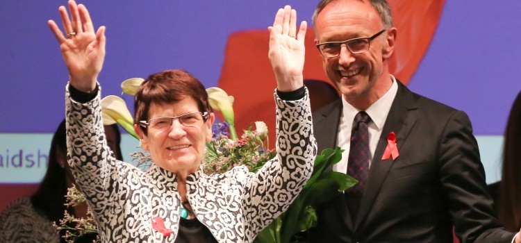 Im Heimathafen Neukölln wurde Rita Süssmuth die Ehrenmitgliedschaft der Deutschen AIDS-Hilfe verliehen. Rechts: DAH-Vorstand Winfried Holz (Foto: Brigitte Dummer)