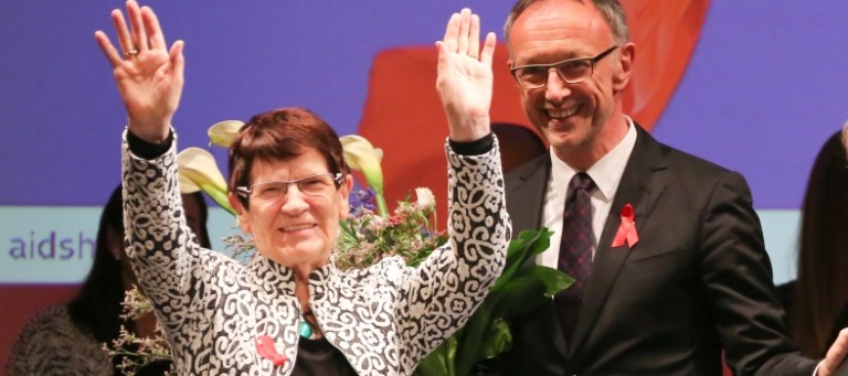 Im Heimathafen Neukölln wurde Rita Süssmuth die Ehrenmitgliedschaft der Deutschen AIDS-Hilfe verliehen. Rechts: DAH-Vorstand Winfried Holz (Foto: Brigitte Dummer)