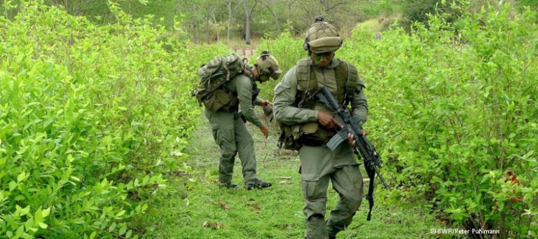 Training der kolumbianischen Anti-Drogen-Spezialeinheit in der polizeieigenen Koka-Plantage