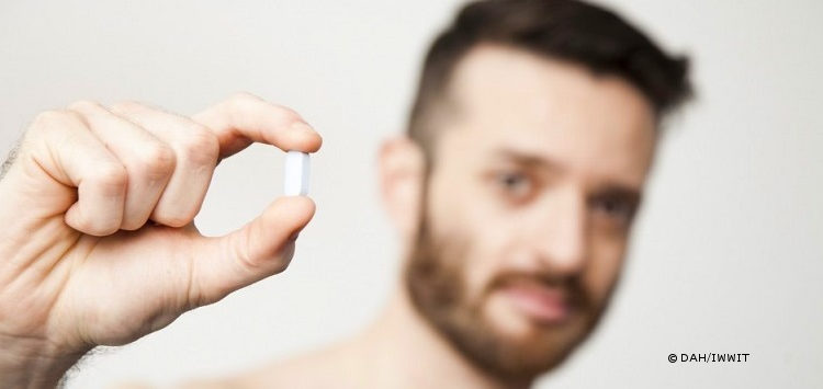PrEP-Aktivist Emmanuel mit Truvada-Pille