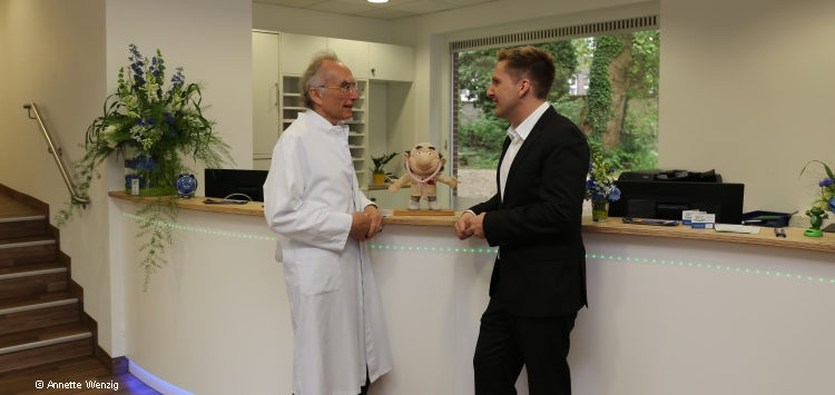 Prof. Norbert Brockmeyer (li.) vom Katholischen Klinikum Bochum und Arne Keyser von der Bochumer Aidshilfe