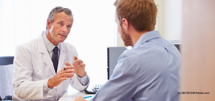 Arzt berät Patienten