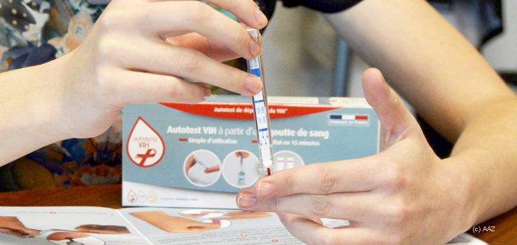 zwei Hände halten einen Heimtest