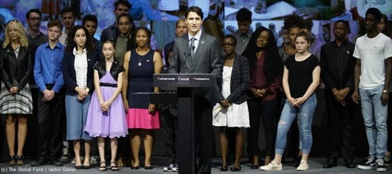 Der kanadische Ministerpräsident Trudeau mit Jugendlichen
