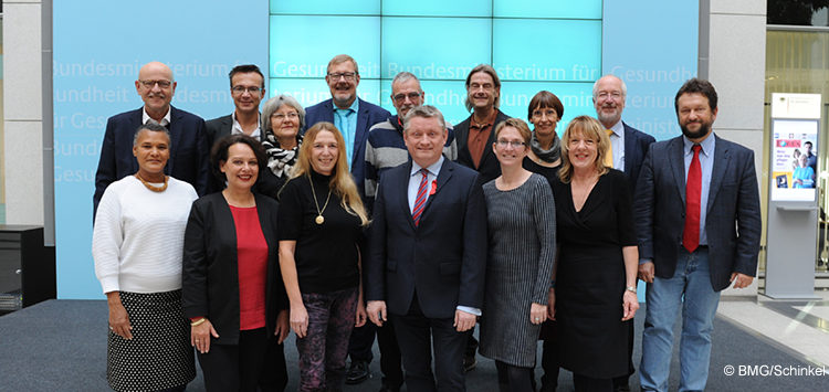 Bundesgesundheitsminister Hermann Gröhe mit den Mitgliedern des Nationalen AIDS-Beirats bei ihrer letzten gemeinsamen Sitzung am 21.11.2016.