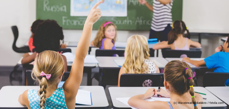 Grundschulkinder beim Unterricht im Klassenzimmer