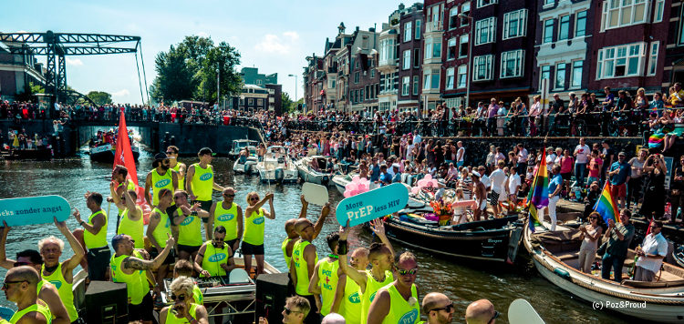 Schiffe mit feiernden Menschen vom Projekt Poz and Proud in einer Amsterdamer Gracht beim Canal Pride 2016