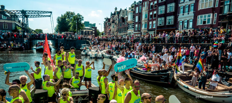 Schiffe mit feiernden Menschen vom Projekt Poz and Proud in einer Amsterdamer Gracht beim Canal Pride 2016