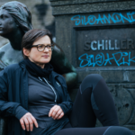 Frau vor Denkmal