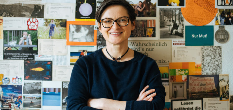 Frau vor Wand