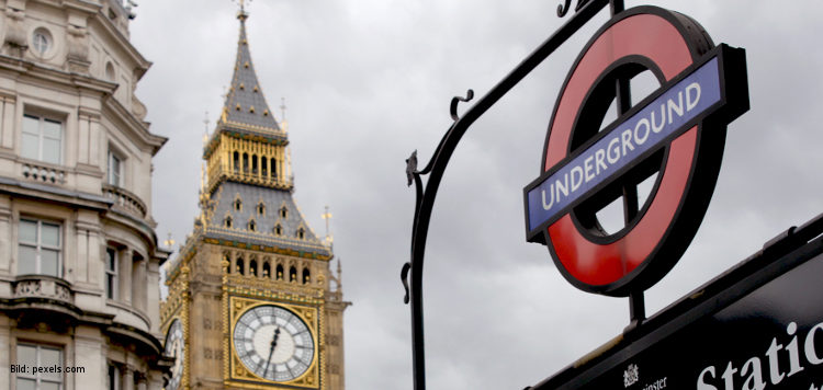Londoner U-Bahn und Houses of Parliament