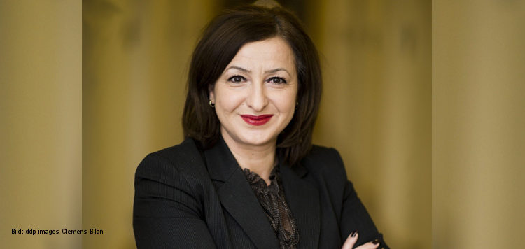 Dunkelhaarige Frau in schwarzem Blazer