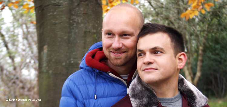 Das Paar Stephan und Vlad, die über Schutz durch Therapie in ihrer Beziehung berichten