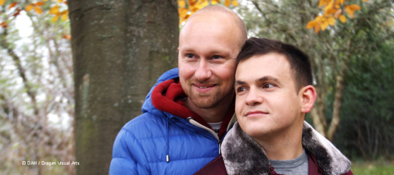 Das Paar Stephan und Vlad, die über Schutz durch Therapie in ihrer Beziehung berichten