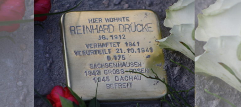 Ein Stolperstein im Straßenpflaster, mit dem Text "Hier wohnte Reinhard Drücke."