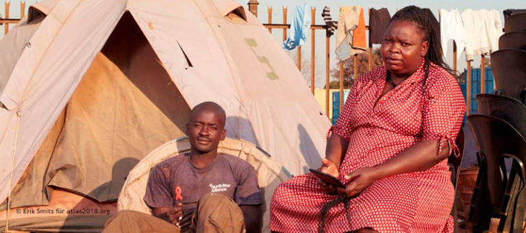 Afrikanischer Mann und afrikanische Frau am Truck Stop Pomona