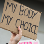 Schild auf Demo für das Recht auf Abtreibung