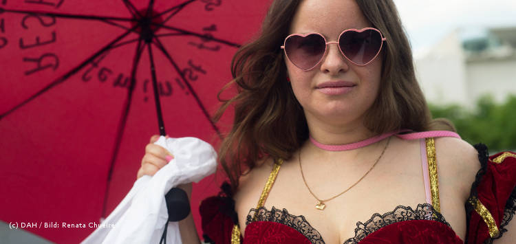 Prostituiertenschutzgesetz Zwischenbilanz: Eine Sexarbeiterin protestiert