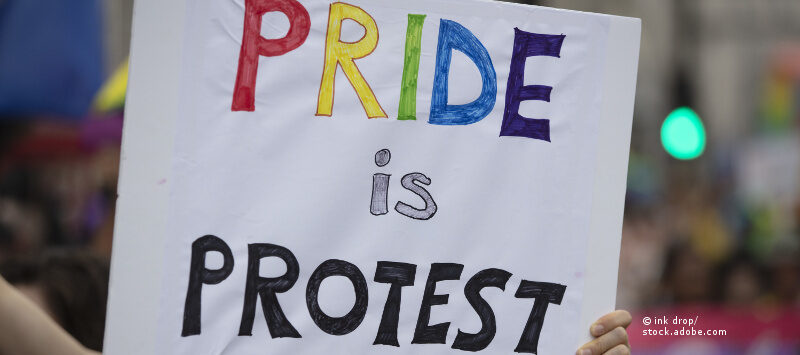 Protestschild auf einem Christopher Street Day