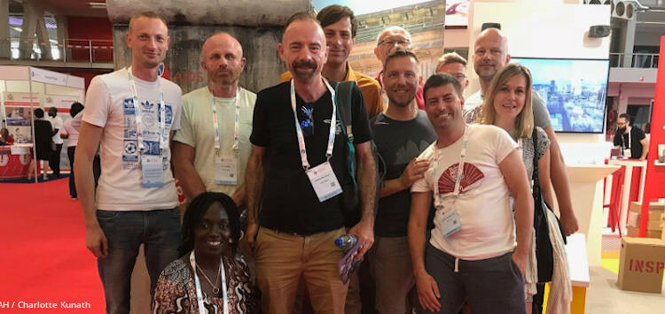 Timothy Ray Brown, der erste von HIV geheilte Mensch, inmitten von Menschen aus der HIV-Community