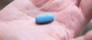 Eine blaue Tablette liegt in einer Hand