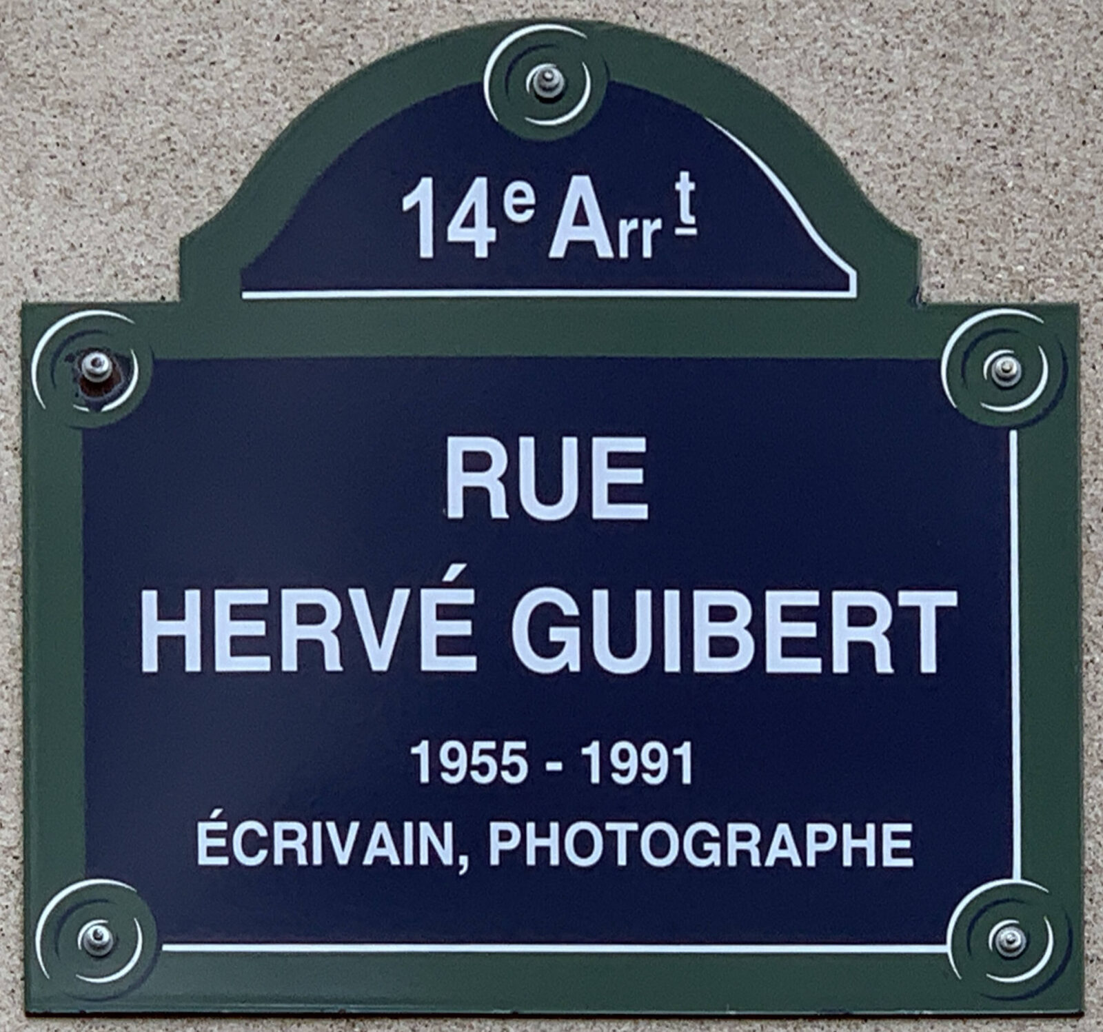 Pariser Straßenschild zu Ehren von Hervé Guibert - Fotocredit:  Chabe01/ Wikipedia (CC BY-SA 4.0)