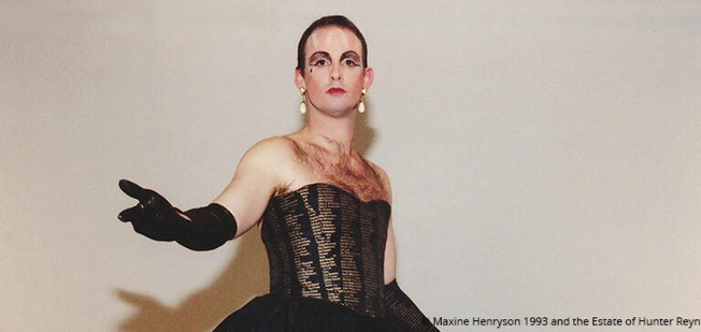 Hunter Reynolds im „Memorial Dress“, einem schwarzen Seidenkleid, das mit 25.000 Namen von Menschen bedruckt ist, die an HIV/AIDS gestorben sind.