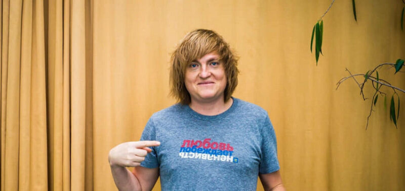 Evgeny Pisemsky von Parni Plus Russland vor einem gelben Vorhand in einem T-Shirt der Menschenrechtskampagne